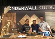 Alieke Mulders, Pierre de Wit (midden) en Niek Gommans bij de producten van Wonderwall Studios. De wandbekleding wordt gemaakt van gerecycled hout, wereldwijd.