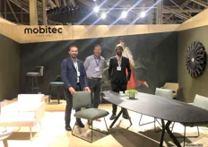 (Links) Michael, Arend-Jan en Pascal (rechts) van het Belgische Mobitec. De ovale tafel is erg in trek en daardoor één van de bestsellers.