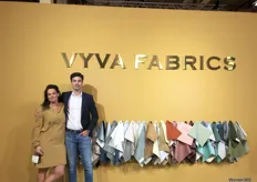 Tamar en Pepijn bij de nieuwste 'fabrics' van Vyva Fabrics. Kleurrijk plaatje. 