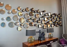 De vergaderkamer in Hotel Terhills is door Dôme Deco ingericht met spiegels in zwart en goud wat een bijzonder effect aan de kamer geeft.