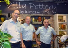 Maarten Brunt, Paul Luimes en Jan Schutte poseren in de stand van Villa Pottery, interieurproducten met oog voor detail.