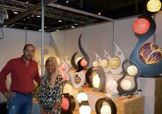 Patrick en Lysiane Mandoux van Artixlight met hun kleurrijke geïmporteerde lampen uit Bali.
