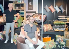 André (staand) en René toonden de nieuwe collectie kleurrijke kussens van het merk Home junky.