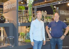 Walter en Niels van Hakbijl Glass, het familiebedrijf verkoopt decoratieve glasartikelen.