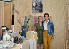 Wies Huetink (l) en Marthe Elfring vertegenwoordigen diverse Scandinavische merken zoals Axlings: linnen textiel uit Denemarken. En Lindform, porseleinen vaasjes uit Zweden.