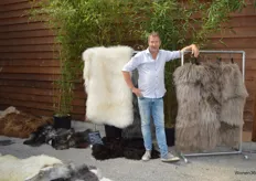 Erik Roelofs van Natural Luxury toonde de nieuwste collectie vacht- en patchworkkleden, vervaardigd uit diverse schapenvachten.