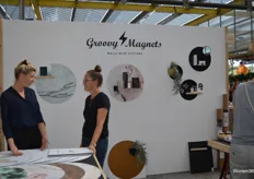 Lies Verheyen en Claudia Geitenbeek van Groovy Magnets, magnetische platen voor aan de muur.