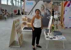 Maria Nguyen van Cre8. Het Bedrijf uit Amsterdam zorgt ervoor dat mensen met afstand tot de arbeidsmarkt toch kunnen werken en leren. Alle producten van Cre8 worden zelf gemaakt. Wanneer een product klaar is, wordt er op de achterkant vermeld wie het product heeft gemaakt.