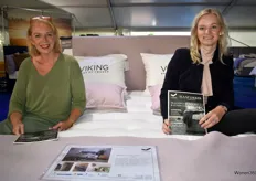 De binnendienstmedewerksters Monique Reinders en Lindy Beverdam van Haarhuis & Jansen poseren op een bed van Viking, dat staat voor 'traditioneel Zweeds vakmanschap met modern slaapcomfort'. Het tweetal heeft het slaapevent in Bomencentrum Nederland in Baarn georganiseerd.