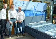 V.l.n.r. John van der Burgh, Henk Kwakernaat en Ronald Slooter van Ultima Bedden. Zij poseren bij de succesvolle collectie Sleep On SEAQUAL, dat als slogan heeft: 'Plastic or planet, it’s time to choose'.