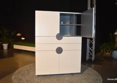 Castelijn presenteerde kast Disk, een ontwerp van 25 jaar, in een nieuw jasje: de hoeken zijn 'open' en dit is goed zichtbaar wanneer de deuren geopend worden.
