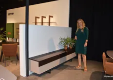 Marieke Castelijn bij haar favoriete meubel. Ze presenteerde tal van nieuwigheden.
