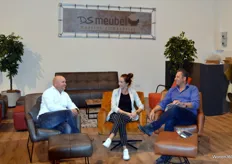 Hugo Bauerhuit en Jurgen Bouwens van DS meubel in gesprek met Marie-Elise Bruins Slot (Wonen360). Het bedrijf levert relaxfauteuils, banken en sta-op stoelen. 