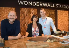 Jan Swinkels, Catharine Lucas en Niek Gommans in de stand van Timberwall.co en Wonderwall Studios. 