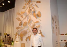 Wim Compier van Urban Nature Culture Amsterdam bij de 'kerstboom' gemaakt van bananenbladeren.