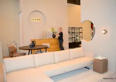 Janneke van Veen bij de nieuwe collectie van Studio Henk, naast meubelen heeft de studio nu ook verlichting. De ontwerpers lieten zich inspireren door natuurlijke materialen en de verschillende manieren waarop je met deze materialen nieuwe ontwerpen kunt maken. 