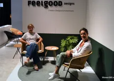 Zussen Marleen en Christa Frimout van Feelgood design poseren bij hun nieuwe collectie. Zoals het gehele assortiment zijn ook de nieuwe producten geschikt voor binnen en buiten.