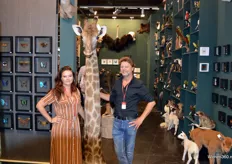 Nicolette Naphausen en Erwin van Zoelen van het preparateursbedrijf De Museum Winkel. Met een gigantische giraffenkop, een opgezette leeuw en nog vele andere opgezette dieren was de stand van DMW niet te missen op Maison & Objet.