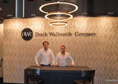 Boudewijn Vogel met zijn collega van Dutch Walltextile Company. In de hoofdstad van Frankrijk werden de nieuwe luxe varianten van DWC tentoongesteld.