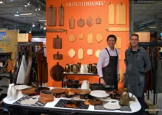 Bastin van Staveren en Douwe Trommels van het in 2013 opgerichte bedrijf Dutch Deluxes. Naast XL-serveerplanken verkoopt het Eindhovense bedrijf ook (leren) schorten, dienbladen, ovenwanten en organisch keramiek.