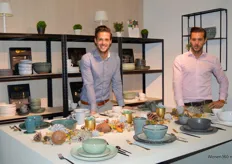 De broers Pieter (l) en Jeroen Gysels van Gemeo (wat tweeling in het Portugees betekent) toonden hun collecties servies en bestek.