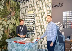 Debbie en Sander Sprengers bij de collectie Van Sand. Op de beurs werd Sandberg geïntroduceerd: behangpatronen met een verhaal.