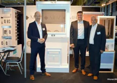 V.l.n.r. Tom Engelen, Pierre Cypres en Dirk Van Mele bij de innovatie van het Duitse bedrijf MHZ. Dit product Solix is een combinatie van een inzethor en buitenscreen. Het product kan bestuurd worden via een wand- of handzender.