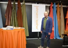 Han Brocken bij de collectie leder van Ohmann Leather; levert meubelleder aan de professionele markt van de meubelindustrie, stoffeerders en projectinrichters.