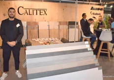 Muharrem Aslan van Calitex, een aankomende groothandel dat laminaat, parket, pvc-vloeren, plinten en ondervloeren levert. 