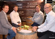 Erik (links) en Peter Abbring (2e van rechts) van Colors@Home Abbring uit Oostzaan in gesprek met franchisemanager bij Concepts & Companies Paul van Kolfschoten (2e van links) en regiomanager Jos Stelling van C&C.