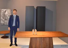 Frank Kluskens van het meubelmakersbedrijf Kluskens. Op de M.O.W. werd een nieuwe tafel gepresenteerd. De houten tafel is ontworpen door de jonge Belgische ontwerper Thien Vo.