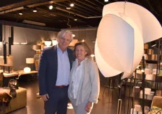 Lichtontwerper Roberto Treffers van HosPro Lichtplanadvies met Marian de Vaan van De Vaan Accessoires, poserend bij een van de prachtige lichtobjecten.