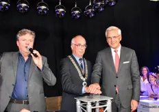 Onder toeziend oog van Morres-directeur Walter van de Griendt (links) gaven burgemeester Mulder en voormalig Vlaams minister-president Peeters een druk op de knop waarmee de heropening een feit was.