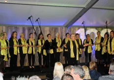 Het grote publiek werd tijdens de feestavond op zaterdag 28 september eerst verrast door een 'Woonboulevard Poortvliet' lied. Gezongen door vrouwelijke medewerkers.
