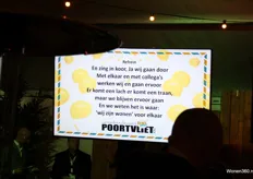 De tekst werd op een groot scherm getoond zodat iedereen het mee kon zingen.