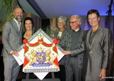 Hermen en Jessica, Riet en Arie Bouman kijken vol trots naar het ontvangen wapenschild, dat uitgereikt is door de burgemeester van Tholen Ger van de Velde.