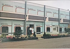 De winkel van de familie Bouman-Potter in 1955, waar al meer gespecialiseerd werd in meubels, tapijten, gordijnen en andere woonproducten.