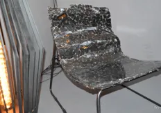 Hier is het innovatieve ontwerp goed te zien. Naast deze stoel heeft het label ook tafels gemaakt van resthout. 