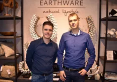 Wouter Broers (rechts) met de nieuwe accountmanager Swen van Biezen van Earthware, dat staat voor authentieke en natuurlijke producten.
