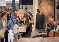 Basiclabel (onderdeel van De Eekhoorn) behoort tot één van de grotere online woonwinkels van Nederland. Met een compleet woonassortiment, van bank tot vaas.