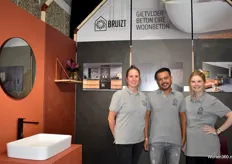 Monique Bonora, Farhan Durrani en Sifra Tromp van Bruizt Interior Design, specialist in betonlook vloeren, wanden en badkamers. 