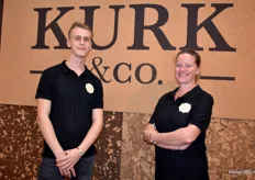 Sten Roeffel en Jo Seaton van Kurk&Co, dat de nieuwe collectie vloer- en wandkurk in een exclusieve Eco-vloer presenteerde.