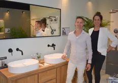 Dennis Jansen en Sophie Boshuizen van Mastello, dat mooie badkamerproducten en innovatieve materialen liet zien.
