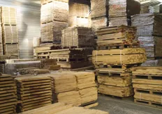 Alle hout wordt zelf ingekocht en is FSC-gecertificeerd. Alle meubelen worden vervaardigd uit Europees Eiken dat voldoet aan de normen om het duurzaam bosbeheer te behouden.