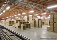 Een blik in de immense productiehal. Alles bij elkaar beschikt de meubelfabriek over een vloeroppervlakte van 22.000 m2.