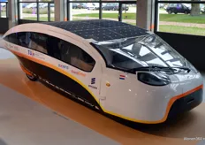 Het Solar Team Eindhoven heeft een auto ontworpen dat volledig op zonne-energie rijdt. Zonneauto TU Eindhoven behaalt goud op World Solar Challenge, voor vierde keer op rij.