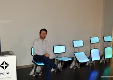 Justin Bruns en Mingus Vogel van VOUW presenteerde afgelopen week de Chairwave. Zodra iemand gaat zitten, vouwen de stoelen naast die persoon open. De perfecte reden om met de volgende zittende persoon een gesprek te beginnen.