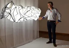 Niels Haarbosch van het 3D printbedrijf HB 3D, dat nauw samenwerkt met Esseline Design. De stijlvolle lamp die in Eindhoven gepresenteerd werd is voor een deel gemaakt van gerecycled afval uit de Amsterdamse grachten.