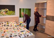 Sara Neyt (rechts) met collega Sheila Coussens van familiebedrijf Neyt, dat o.a. nieuw slaapkamermeubilair toonde.