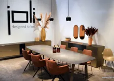 Het in Kuurne gevestigde bedrijf Joli tentoonstelde moderne stoelen, die bedoeld zijn voor indoor en outdoor. Joli is gespecialiseerd in de productie van meubelen in metaal, aluminium, inox en stoelen voor zowel klein- als groothandels.